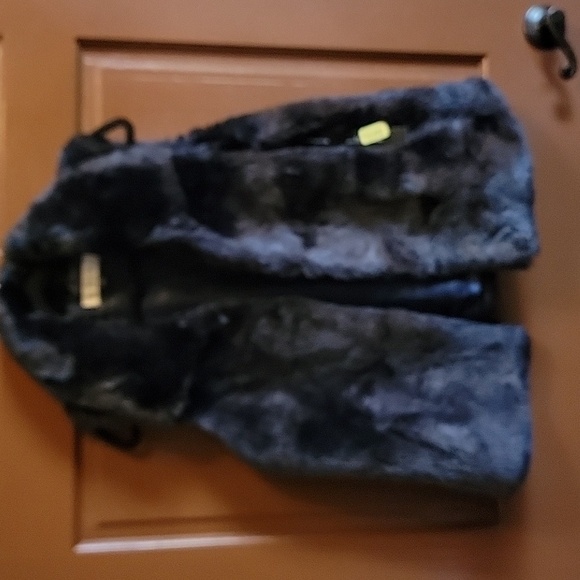 Tahari-Navy faux fur vest, collared Size Large  NWT. - Picture 7 of 9